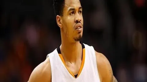 俄罗斯幼崽大熊猫喀秋莎收到新玩具礼物